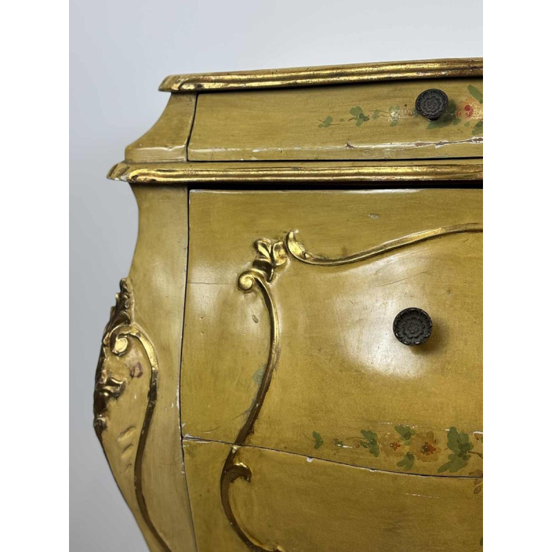 Commode galbée vénitienne, décor floral peint main sur fond crème, Italie milieu du XXe s