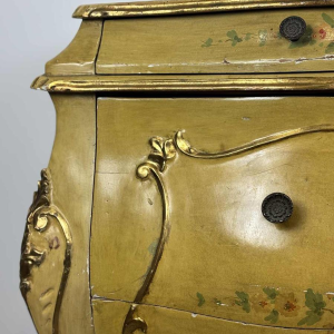 Commode galbée vénitienne, décor floral peint main sur fond crème, Italie milieu du XXe s