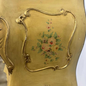 Commode galbée vénitienne, décor floral peint main sur fond crème, Italie milieu du XXe s