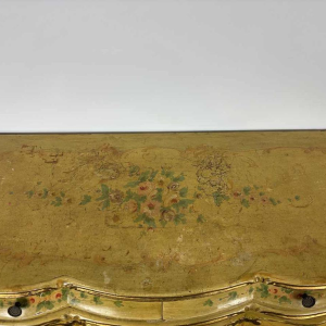 Commode galbée vénitienne, décor floral peint main sur fond crème, Italie milieu du XXe s