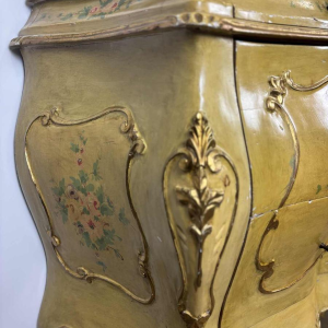 Commode galbée vénitienne, décor floral peint main sur fond crème, Italie milieu du XXe s