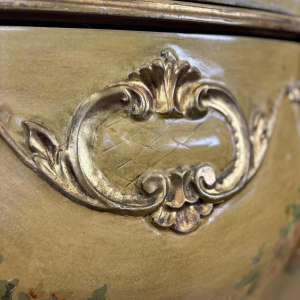 Venetiaanse gebogen ladekast, handgeschilderd bloemmotief op een crèmekleurige achtergrond, Italië midden 20e eeuw