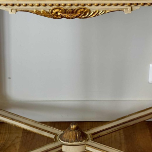 Italiaanse neoklassieke consoletafel met stijlen, gelakt en verguld hout, marmer, midden 20e eeuw