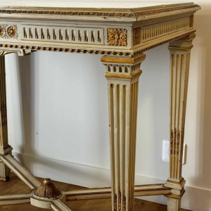 Italiaanse neoklassieke consoletafel met stijlen, gelakt en verguld hout, marmer, midden 20e eeuw