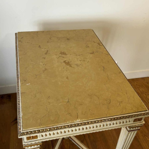 Italiaanse neoklassieke consoletafel met stijlen, gelakt en verguld hout, marmer, midden 20e eeuw