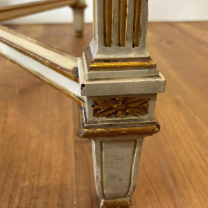 Italiaanse neoklassieke consoletafel met stijlen, gelakt en verguld hout, marmer, midden 20e eeuw