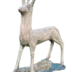 Sculpture de jardin en ciment patiné représentant un daim, milieu 20e siècle