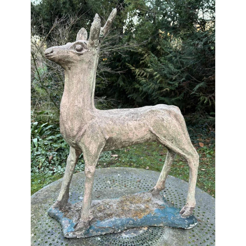 Sculpture de jardin en ciment patiné représentant un daim, milieu 20e siècle