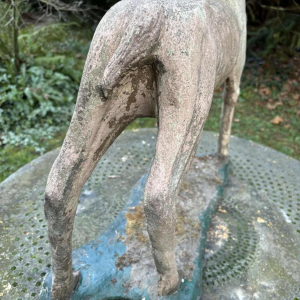 Sculpture de jardin en ciment patiné représentant un daim, milieu 20e siècle