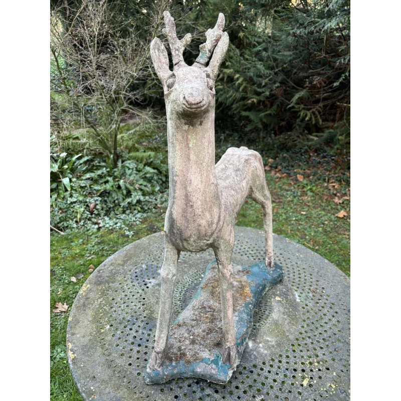Sculpture de jardin en ciment patiné représentant un daim, milieu 20e siècle