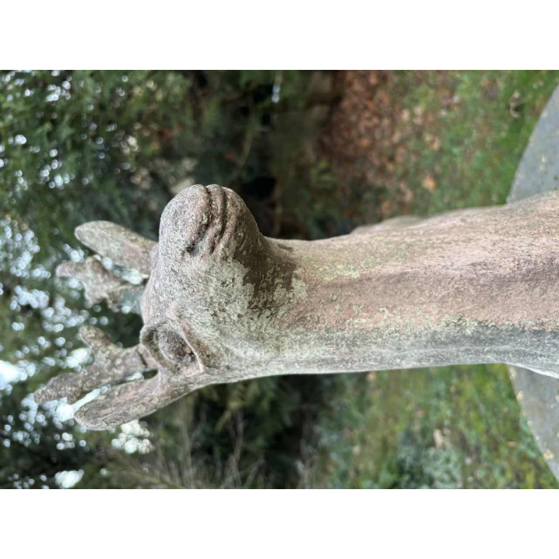 Tuinbeeld van gepatineerd cement dat een hert voorstelt, midden 20e eeuw