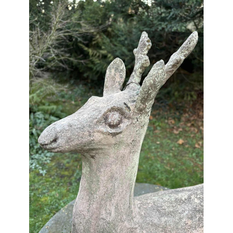 Sculpture de jardin en ciment patiné représentant un daim, milieu 20e siècle