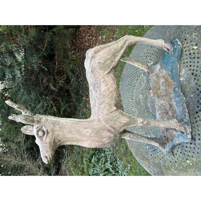 Sculpture de jardin en ciment patiné représentant un daim, milieu 20e siècle