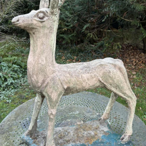 Sculpture de jardin en ciment patiné représentant un daim, milieu 20e siècle