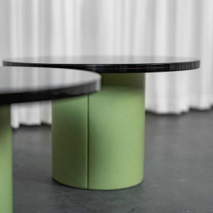 Set van 2 salontafels, middenzuil van matchagroen leer, dik blad van gerookt plexiglas