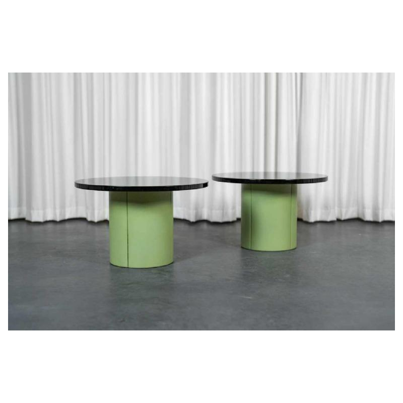 Set de 2 tables basses, fut central cuir vert matcha, épais plateau de plexiglass fumé