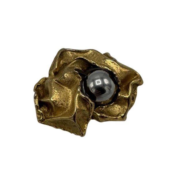 Broche Gilbert Albert en or jaune 18 carats avec bille en hématite