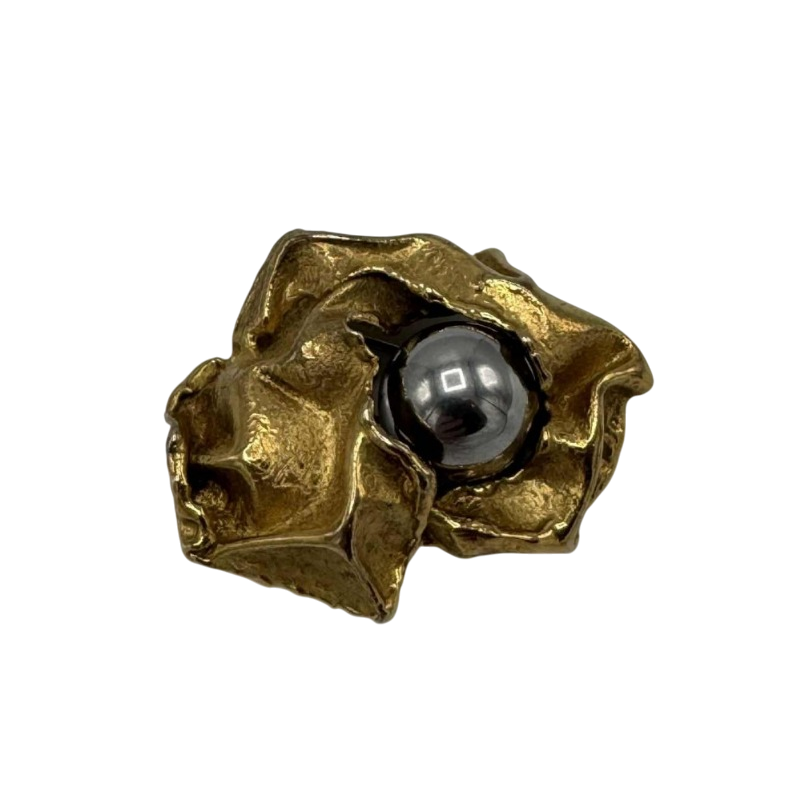 Broche Gilbert Albert en or jaune 18 carats avec bille en hématite