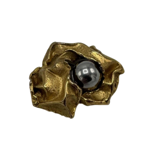 Broche Gilbert Albert en or jaune 18 carats avec bille en hématite