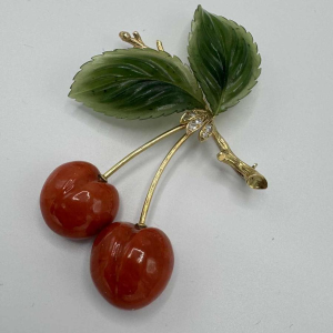 Ernst Paltscho brooch in 14-carat yellow gold, coral and jadeite. Circa 1980