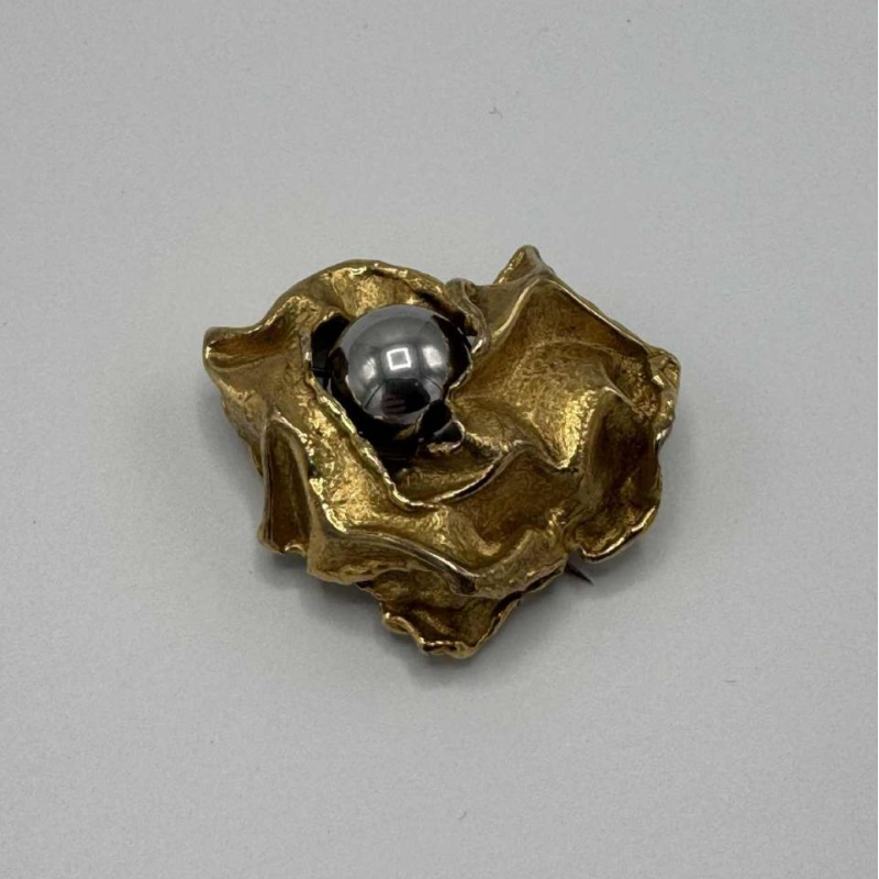Broche Gilbert Albert en or jaune 18 carats avec bille en hématite