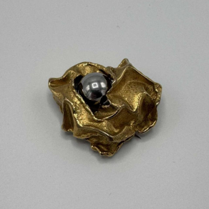 Broche Gilbert Albert en or jaune 18 carats avec bille en hématite