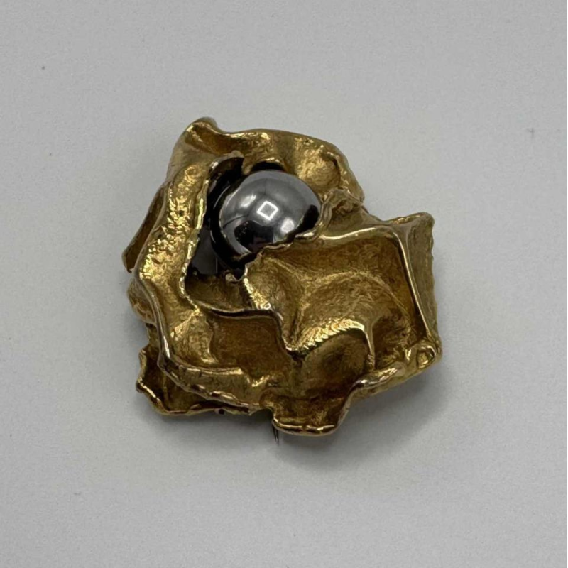 Broche Gilbert Albert en or jaune 18 carats avec bille en hématite
