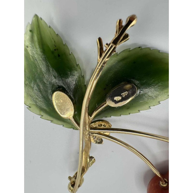 Broche Ernst Paltscho en or jaune 14 carats, corail et jadéite. Années 1980