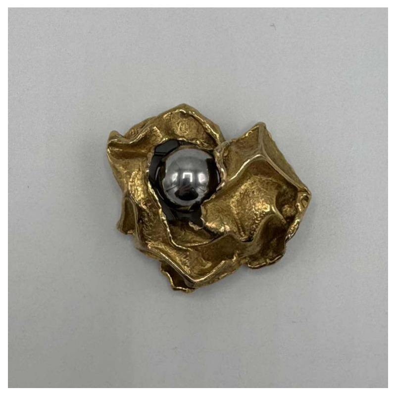 Broche Gilbert Albert en or jaune 18 carats avec bille en hématite