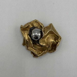 Broche Gilbert Albert en or jaune 18 carats avec bille en hématite
