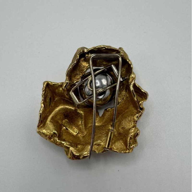 Broche Gilbert Albert en or jaune 18 carats avec bille en hématite