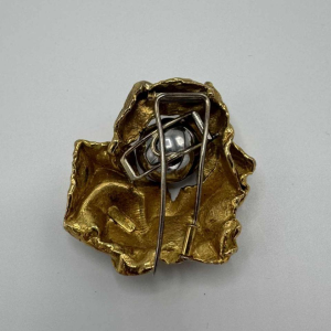 Broche Gilbert Albert en or jaune 18 carats avec bille en hématite