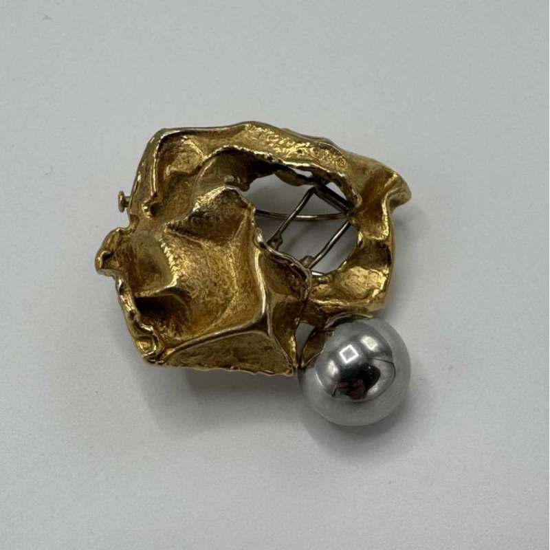 Broche Gilbert Albert en or jaune 18 carats avec bille en hématite