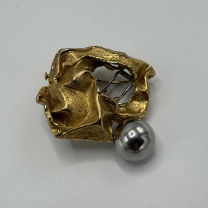 Broche Gilbert Albert en or jaune 18 carats avec bille en hématite