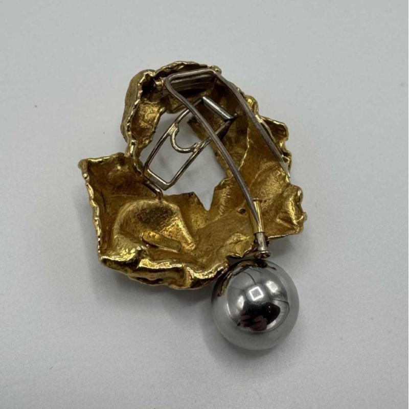 Broche Gilbert Albert en or jaune 18 carats avec bille en hématite