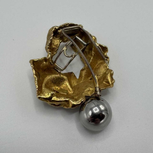 Broche Gilbert Albert en or jaune 18 carats avec bille en hématite