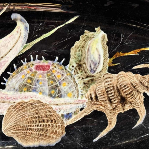 Guy TREVOUX (in Cornouaille) grote aardewerken schaal met schelpdierendecoratie