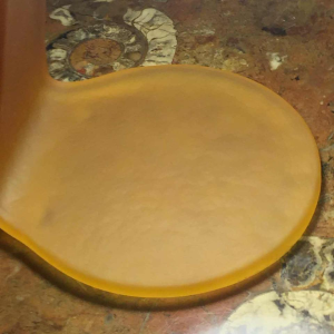 Lampe à poser / de bureau, verre opalin dépoli et laiton, circa 1970