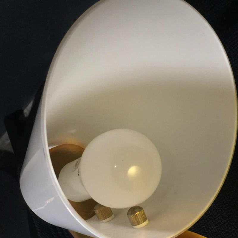 Lampe à poser / de bureau, verre opalin dépoli et laiton, circa 1970