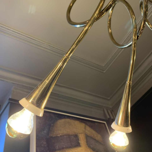 STILNOVO "Hunting Trumpets" Chandelier gilded brass & white lacquered metal 1950