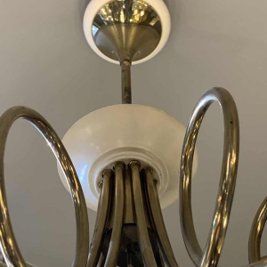 STILNOVO, Lustre " cors de Chasse ", laiton doré & métal laqué blanc, 1950s