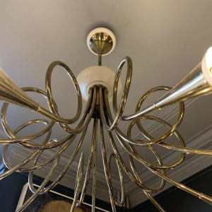 STILNOVO "Hunting Trumpets" Chandelier gilded brass & white lacquered metal 1950