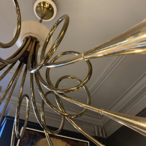 STILNOVO "Hunting Trumpets" Chandelier gilded brass & white lacquered metal 1950