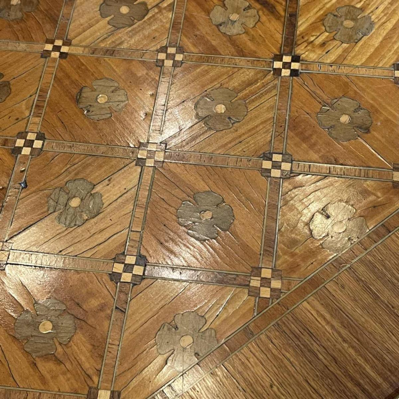 Table / Bureau Louis XVI Directoire marquetée, ceinture laiton 2 tiroirs, 19e`me