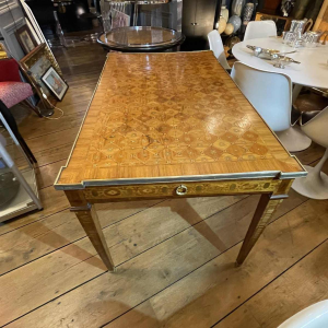 Table / Bureau Louis XVI Directoire marquetée, ceinture laiton 2 tiroirs, 19e`me