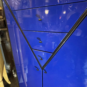 MEMPHIS stijl blauw meubilair, commode & hoge kist met 4 laden, ca 1980