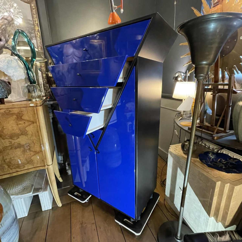 MEMPHIS stijl blauw meubilair, commode & hoge kist met 4 laden, ca 1980