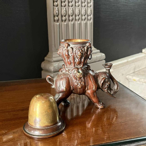 Brûle-encens / brûle-parfums ou lampe à huile asiatique en bronze, sculpture éléphant, début 19ème siècle