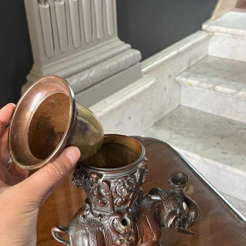 Brûle-encens / brûle-parfums ou lampe à huile asiatique en bronze, sculpture éléphant, début 19ème siècle