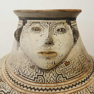 Shipibo antropomorfe kruik Perou